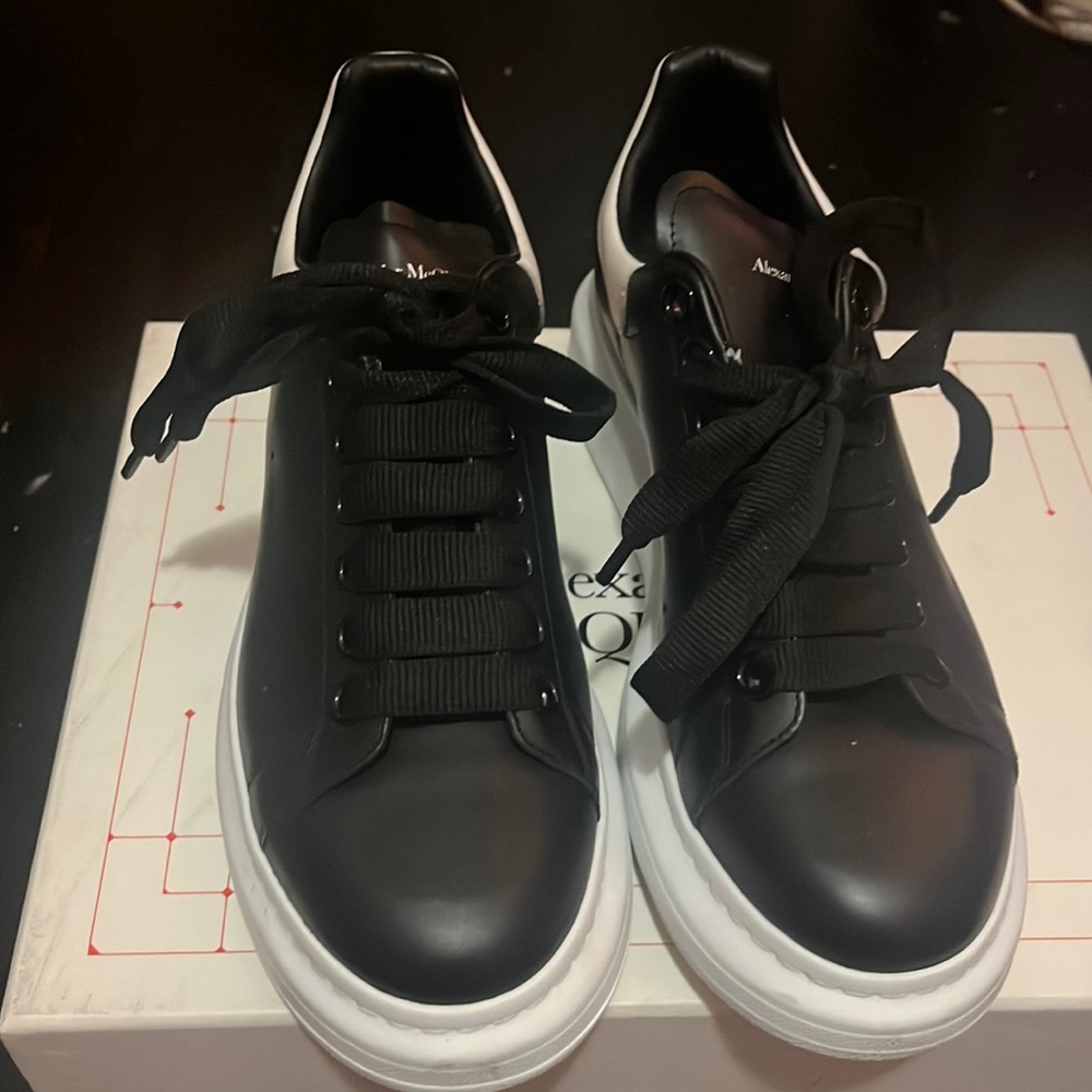 Women's Oversized Sneaker in Black Alexander McQueen